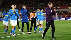 Rob Edwards, kou� Wolverhamptonu (vpravo), po utkání s Brentfordem. V pozadí i...