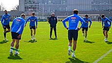 Nový kou� �eských fotbalist� Miroslav Koubek (uprost�ed) vede první trénink...