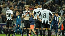 Zklamaní fotbalisté Newcastlu po remíze 1:1 s Barcelonou.