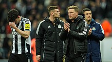 Eddie Howe, kou� fotbalist� Newcastlu (vpravo), po utkání s Barcelonou.