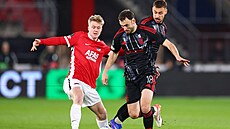 Spar�anský zálo�ník Andrew Irving (18) proniká p�ed soupe�e z Alkmaaru.