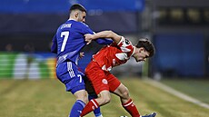 Olomoucký zálo�ník Danijel �turm se sna�í p�etla�it Williama Bovinga z Mohu�e.