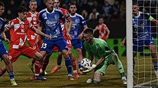 Olomoucký branká� Jan Koutný chytá mí� v souboji s Mohu�í.