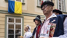 Poslanci pot�etí oblékli kroje v rámci Dne lidových kroj� s tradi�ním pr�vodem...