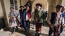 Poslanci pot�etí oblékli kroje v rámci Dne lidových kroj� s tradi�ním pr�vodem...