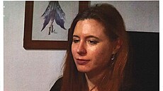 Poh�e�ovaná �ena by na sob� mohla mít dámský �erný kabát s bílým vzorem.