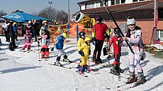 Zdravotní poji��ovny ale rodi��m nabízejí �t�dré p�ísp�vky na d�tské krou�ky, plavání, ly�a�ské výcviky i �koly v p�írod�. 