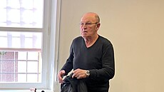 Dev�tasedmdesátiletý senior Václav Nezbeda v jednací síni Okresního soudu v...