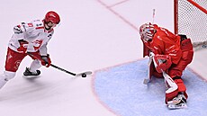 Michal Kova��ík z T�ince se sna�í vyzrát na olomouckého branká�e Machovského.