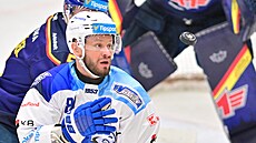 Brn�nský �aloga sleduje letící kotou� v zápase p�edkola play off s Bud�jovicemi.