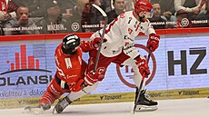 T�inecký úto�ník Daniel Kurovský se sna�í ujet olomouckému Karlu Plá�kovi.