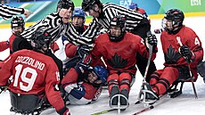 Ani v parahokeji není nouze o �arvátky. Vincent Boily z Kanady a pod ním le�ící...