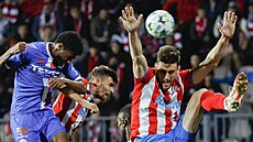 Vedral ze Zbrojovky (vpravo) v hlavi�kovém souboji b�hem zápasu druhé ligy s...