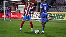 Adediran z Artisu se sna�í dostat mí� do vápna v zápase se Zbrojovkou.