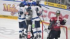 Hokejisté Kladna se i s rozhod�ím radují z gólu na led� Sparty.