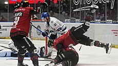 Spar�anský kapitán Chlapík se do�aduje odpískání faulu na své spoluhrá�e.