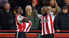 Michael Kayode z Brentfordu (vlevo) a Igor Thiago slaví gól proti Wolves.