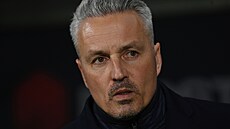 Trenér Olomouce Tomá� Janotka sleduje zápas proti Bohemians.