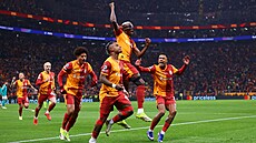 Hrá�i Galatasaray slaví gól Liverpoolu.