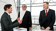 Nový po�ad Debata �T, na snímku zleva moderátor Luká� Dolanský, Ji�í Barták...