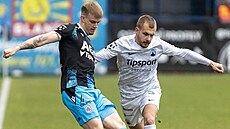 Teplický Matej Rizni� odehrává mí� p�ed Petrem Hodou�em z Liberce.