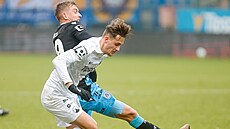 Liberecký Luká� Letenay s mí�em p�ed Robertem Juklem z Teplic