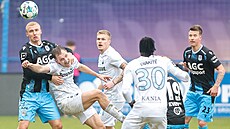 Teplický stoper Jakub Jakubko t�sn� brání Raimondse Krollise z Liberce.