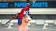 Michal Kr�má� na st�elnici b�hem stíhacího závodu v Otepää