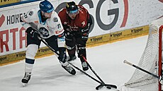 Kladenský obránce Griffin Mendel (vlevo) a Adam Ra�ka ze Sparty za bránou Adama...