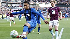 Obránce James Hill z Bournemouthu odvrací mí� v utkání proti Burnley.