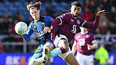 Alex Scott z Bournemouthu (vlevo) a Josh Laurent z Burnley