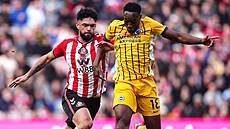 Omar Alderete ze Sunderlandu (vlevo) a b�eckém souboji s Dannym Welbeckem z...