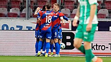 Plze�tí fotbalisté se radují z gólu Mohameda Toureho v utkání proti Bohemians.