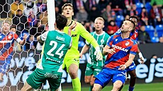 Plze�ský branká� Florian Wiegele sleduje mí� v utkání proti Bohemians.