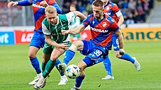 Plze�ský wingbek Amar Memi� (vpravo) s mí�em p�ed Václavem Drchalem z Bohemians