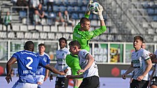 Karvinský gólman Vladimír Neuman stahuje mí� ze vzduchu v utkání proti Olomouci.