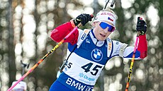Lucie Charvátová na trati stíhacího závodu v Otepää
