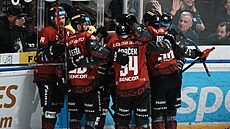 Spar�an�tí hokejisté se radují z gólu dv� minuty p�ed koncem duelu s Kladnem.