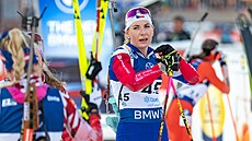 Lucie Charvátová v cíli stíhacího závodu v Otepää