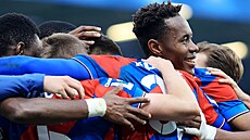 Plze�tí fotbalisté oslavují gól Dávida Kr�íka z pokutového kopu.