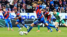 Plze�ský obránce Dávid Kr�ík prom��uje pokutový kop v utkání proti Bohemians.