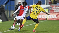 Slávistický wingbek Samuel Isife (vlevo) a Michal Fukala ze Zlína