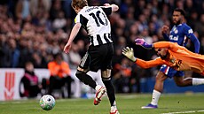 Úto�ník Anthony Gordon z Newcastlu skóruje do odkryté brány Chelsea.