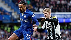 Obránce Malo Gusto z Chelsea si kryje mí� p�ed Lewisem Hallem z Newcastlu.