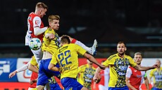 Slávistický obránce �t�pán Chaloupek v souboji s Jakubem Jugasem ze Zlína