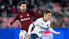 Spar�anský zálo�ník Kaan Kairinen stíhá Jana Suchana ze Slovácka.