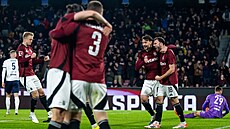 Fotbalisté Sparty se radují z gólu Pavla Kade�ábka v utkání proti Slovácku.