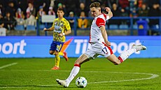 Slávista Luká� Provod st�ílí gól v utkání proti Zlínu.