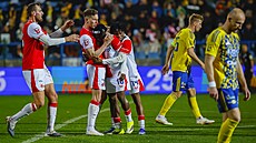 Slávisté se radují z gólu Luká�e Provoda v utkání proti Zlínu.