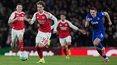 Zálo�ník Max Dowman z Arsenalu b�í s mí�em na prázdnou bránu Evertonu.